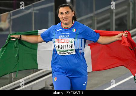 Sara Fantini, de l'Italie, célèbre après avoir participé à la finale féminine du lancer de marteau lors des Championnats d'Europe d'athlétisme au stade Olimpico à Rome (Italie), le 10 juin 2024. Sara Fantini s'est classée première en remportant la médaille d'or. Banque D'Images