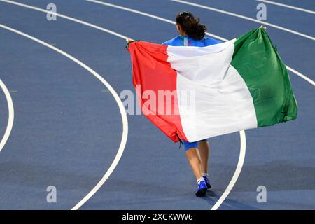 Sara Fantini, de l'Italie, célèbre après avoir participé à la finale féminine du lancer de marteau lors des Championnats d'Europe d'athlétisme au stade Olimpico à Rome (Italie), le 10 juin 2024. Sara Fantini s'est classée première en remportant la médaille d'or. Banque D'Images