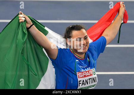 Sara Fantini, de l'Italie, célèbre après avoir participé à la finale féminine du lancer de marteau lors des Championnats d'Europe d'athlétisme au stade Olimpico à Rome (Italie), le 10 juin 2024. Sara Fantini s'est classée première en remportant la médaille d'or. Banque D'Images