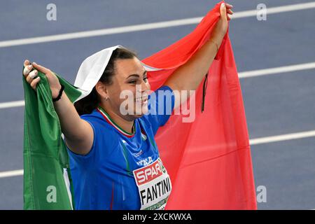 Sara Fantini, de l'Italie, célèbre après avoir participé à la finale féminine du lancer de marteau lors des Championnats d'Europe d'athlétisme au stade Olimpico à Rome (Italie), le 10 juin 2024. Sara Fantini s'est classée première en remportant la médaille d'or. Banque D'Images
