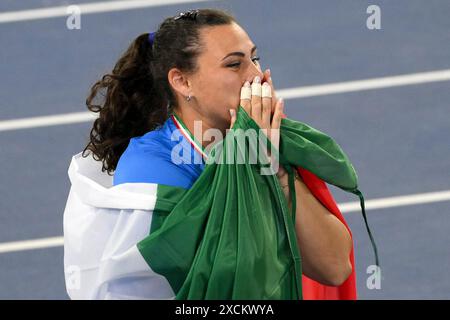 Sara Fantini, de l'Italie, célèbre après avoir participé à la finale féminine du lancer de marteau lors des Championnats d'Europe d'athlétisme au stade Olimpico à Rome (Italie), le 10 juin 2024. Sara Fantini s'est classée première en remportant la médaille d'or. Banque D'Images