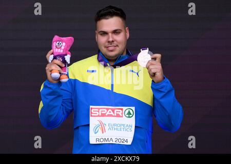 Mykhaylo Kokhan, de l'Ukraine, lors de la cérémonie de remise des médailles du lancer de marteau lors des Championnats d'Europe d'athlétisme au stade Olimpico à Rome (Italie), le 10 juin 2024. Mykhaylo Kokhan s'est classé troisième en remportant la médaille de bronze. Banque D'Images