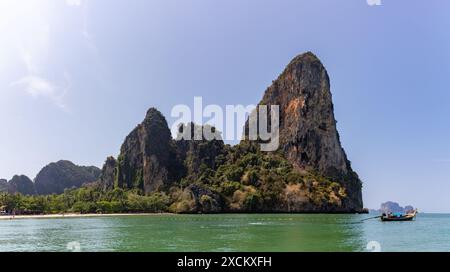 Une photo du paysage côtier de près de la plage de Railay Ouest. Banque D'Images