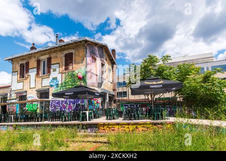 Paris, France - 06 12 2024 : 'la Gare le Gore', bar et salle de concert dans l'ancienne gare Flandres de la petite ceinture, ancienne ligne de chemin de fer autour Banque D'Images