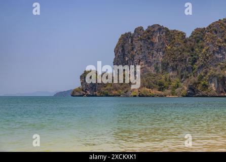 Une photo du paysage côtier de Railay Beach West, Ao Nang. Banque D'Images