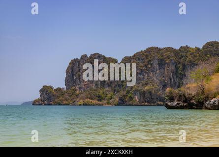 Une photo du paysage côtier de Railay Beach West, Ao Nang. Banque D'Images