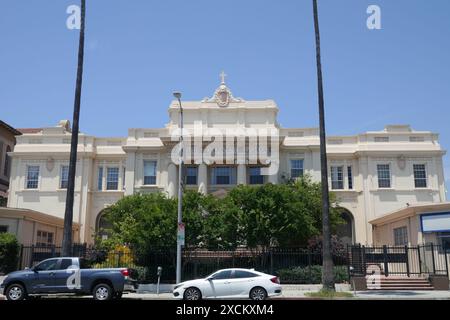 Los Angeles, Californie, Etats-Unis 14 juin 2024 Une vue générale de l'atmosphère de l'église catholique et de l'école du Saint-Sacrement dont les participants comprenaient Bing Crosby, John Ford, John Wayne, Loretta Young, Ricardo Montalban, les funérailles de Frank Capra, Charlton Heston, Ann Blyth, Irene Dunne, Mario Lanza et Mack Sennett ont eu lieu ici au 6657 Sunset Blvd le 14 juin 2024 à Los Angeles, Californie, États-Unis. Photo de Barry King/Alamy Stock photo Banque D'Images