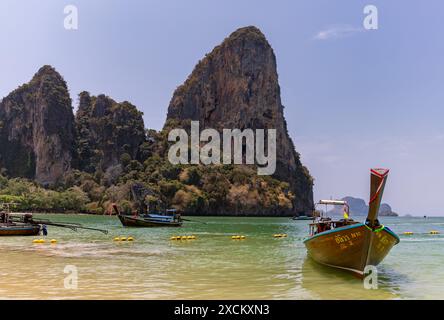 Une photo du paysage côtier de Railay Beach West, Ao Nang. Banque D'Images