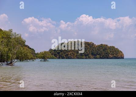 Une photo du paysage côtier de Railay Beach East, Ao Nang. Banque D'Images