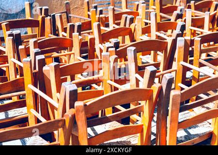 Chaises disposées sur le sol, prêtes à l'emploi Banque D'Images