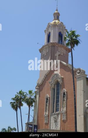 Los Angeles, Californie, Etats-Unis 14 juin 2024 Une vue générale de l'atmosphère de l'église catholique et de l'école du Saint-Sacrement dont les participants comprenaient Bing Crosby, John Ford, John Wayne, Loretta Young, Ricardo Montalban, les funérailles de Frank Capra, Charlton Heston, Ann Blyth, Irene Dunne, Mario Lanza et Mack Sennett ont eu lieu ici au 6657 Sunset Blvd le 14 juin 2024 à Los Angeles, Californie, États-Unis. Photo de Barry King/Alamy Stock photo Banque D'Images