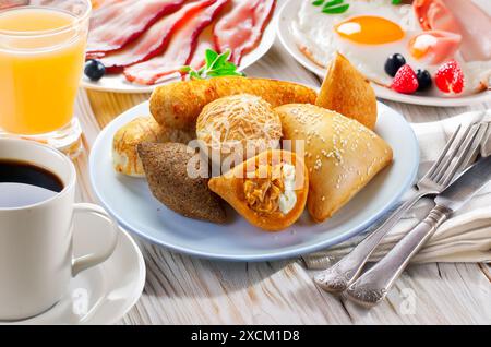 Petit déjeuner avec collations brésiliennes, collations brésiliennes mixtes Banque D'Images