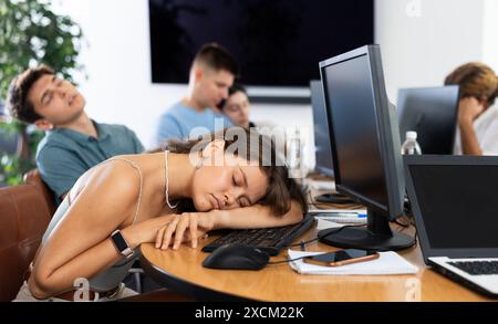 Les étudiants épuisés trouvent du réconfort dans le sommeil Banque D'Images