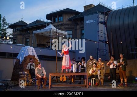 Magdebourg, Allemagne. 17 juin 2024. Luisa Grüning (M) dans le rôle de Marei répète une scène de 'Der Brandner Kaspar und das ewig' Leben' sur la scène en plein air du théâtre de marionnettes de Magdeburg. La pièce sera jouée à partir du 14 juin 2024 au Hofspektakel du théâtre de marionnettes. Crédit : Klaus-Dietmar Gabbert/dpa/ZB/dpa/Alamy Live News Banque D'Images