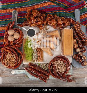 Cuisine turque divers en-cas. Saucisse de noix, saucisse de pistache et pulpe de fruits. Pulpe de fruits séchés de style turc comme snack. Nom local ; Pestil, uzu Banque D'Images