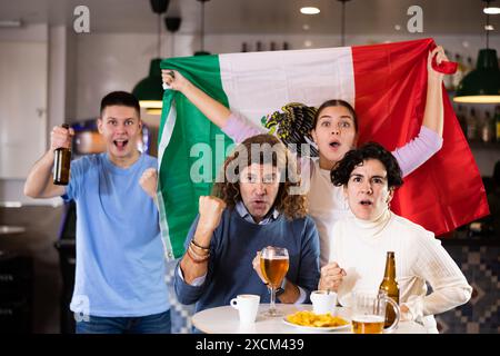 Joyeux fans de l'équipe mexicaine célébrant la victoire au bar de nuit Banque D'Images