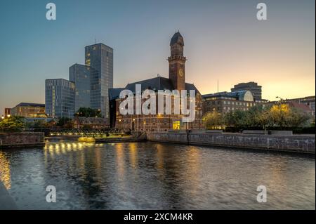 Malmö réflexions de la ville dans le canal la nuit, Malmo, Suède, 17 juin 2024 Banque D'Images