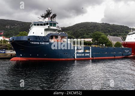 Navire de ravitaillement de plate-forme offshore (PSV) Troms Castor dans le port de Bergen, Norvège. Accosté à Festningskaien adjacent à la forteresse de Bergenhus, Haakons H. Banque D'Images