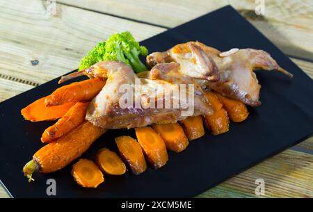 Caille teriyaki avec carottes caramélisées et brocoli Banque D'Images