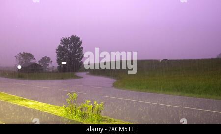 Schwere Gewitter und Unwetter zogen am späten Montagabend und in der ersten Nachthälfte über weite Teile Südbayerns hinweg. Auf Grund der synoptischen Ausgangslage steht seit Montag in weiten Teilen Deutschlands eine Schwergewitterlage ins Haus. AM Montag War vor allem Südbayern betroffen. An den Alpen hangelten sich immer wieder rotierende Gewitterzellen entlang. Eine sogenannte HP-Superzelle englisch haute précipitation supercell zog vom Allgäu über den Landkreis Garmisch-Partenkirchen. Extrem heftiger Starkregen trat in Murnau am Staffelsee auf. Die Kanalisation schaffte die Wassermassen nic Banque D'Images