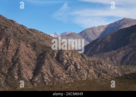 Paysage montagneux par un matin ensoleillé, vue sur des couches de montagnes dans la région andine de Potrerillos, à Mendoza, Argentine Banque D'Images