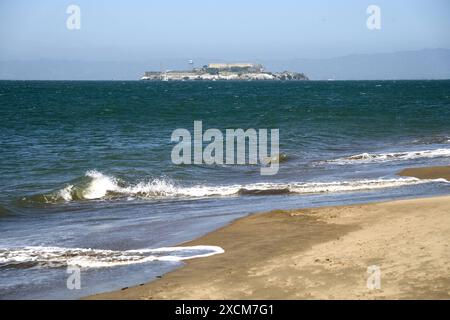 San Francisco, Californie, États-Unis d'Amérique - 14 juin 2024 : vue depuis la plage d'Alcatraz, la tristement célèbre île carcérale dans la baie de San Francisco, Californie *** Blick vom Strand auf Alcatraz, die berüchtigte Gefängnisinsel in der Bucht von San Francisco, Kalifornien Banque D'Images