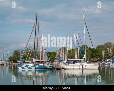 LAC BALATON/HONGRIE - 2023-05-07 bateaux et voiliers en mer au lac Balaton Banque D'Images