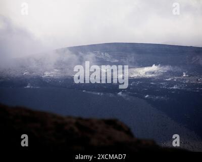 Cratère volcanique fumant de shinmoedake à Kyushu, japon. Gros plan sur un paysage volcanique désolé avec des fumerolles et des roches sombres et des cendres Banque D'Images