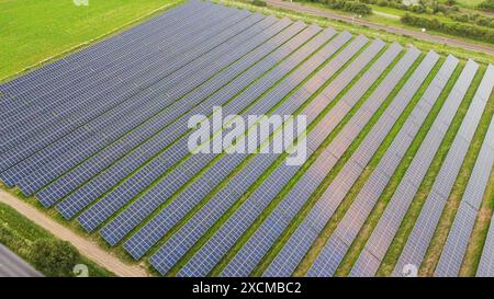 Prise de vue aérienne d'un grand champ de panneaux solaires. Banque D'Images