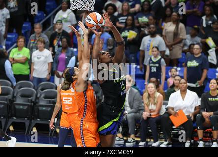 Arlington, Texas, États-Unis. 15 juin 2024. Teaira McCowan de Dallas (15 ans) se bat pour un rebond lors du match de basket-ball WNBA entre les Dallas Wings et les Suns du Connecticut au College Park Center à Arlington, Texas. Kyle Okita/CSM/Alamy Live News Banque D'Images