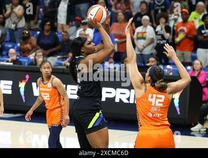 Arlington, Texas, États-Unis. 15 juin 2024. Teaira McCowan de Dallas (15 ans) se prépare à prendre un coup lors du match de basket WNBA entre les Dallas Wings et les Suns du Connecticut au College Park Center à Arlington, Texas. Kyle Okita/CSM/Alamy Live News Banque D'Images