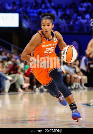 15 juin 2024 : Connecticut's . Alyssa Thomas (25 ans) se dirige vers le panier lors du match de basket WNBA entre les Dallas Wings et les Suns du Connecticut au College Park Center à Arlington, Texas. Kyle Okita/CSM (image crédit : © Kyle Okita/Cal Sport Media) Banque D'Images