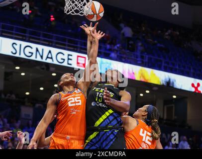 15 juin 2024 : Dallas. Teaira McCowan (15 ans) et Alyssa Thomas (25 ans) du Connecticut se battent pour un rebond lors du match de basket-ball WNBA entre les Dallas Wings et les Suns du Connecticut au College Park Center à Arlington, Texas. Kyle Okita/CSM Banque D'Images