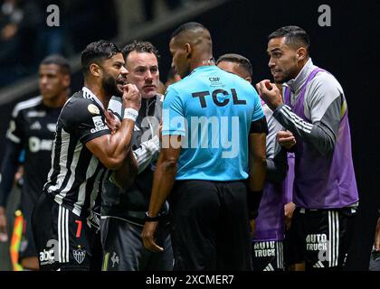 Belo Horizonte, Brésil. 17 juin 2024. Alan Kardec, Gabriel Milito et Hulk de l'Atletico Mineiro, se plaignent à l'arbitre FIFA Rodrigo Jose Pereira de Lima lors du match entre l'Atletico Mineiro et Palmeiras, pour la Serie A 2024 brésilienne, à l'Arena MRV Stadium, à Belo Horizonte le 17 juin. Photo : Gledston Tavares/DiaEsportivo/Alamy Live News crédit : DiaEsportivo/Alamy Live News Banque D'Images