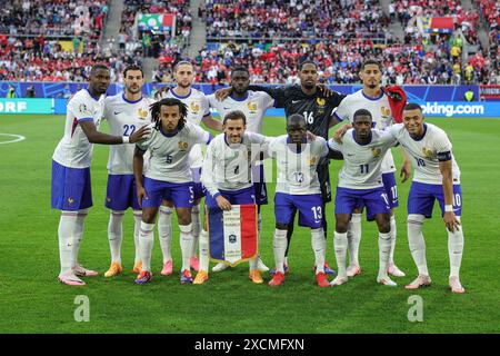 Dusseldorf, Allemagne. 17 juin 2024. Les joueurs de la France s'alignent avant le match de l'UEFA Euro 2024 Groupe d entre l'Autriche et la France à Dusseldorf, Allemagne, le 17 juin 2024. Crédit : Pan Yulong/Xinhua/Alamy Live News Banque D'Images