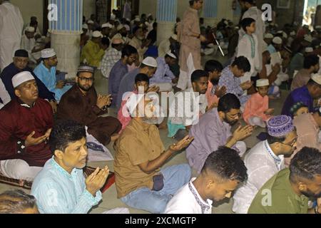 Dhaka, Dhaka, Bangladesh. 17 juin 2024. La congrégation de Eid-ul-Adha se tenait à la mosquée nationale Baitul Mukarram. Le 17 juin, à 7 heures du matin, deux prières rakat wajib ont été effectuées avec la participation de milliers de musulmans pieux. (Crédit image : © Tahsin Ahmed/Pacific Press via ZUMA Press Wire) USAGE ÉDITORIAL SEULEMENT! Non destiné à UN USAGE commercial ! Banque D'Images