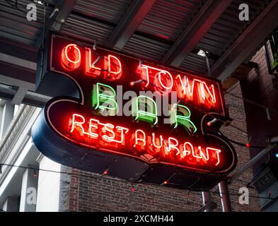 New York, NY – États-Unis – 7 juin 2024 le panneau historique au néon du Old Town Bar, un phare dans les rues de Manhattan, baigne le trottoir dans un vert et un rouge nostalgiques, i. Banque D'Images