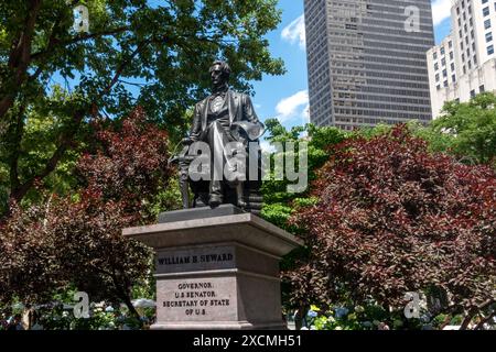 New York, NY – États-Unis – 7 juin 2024 assis gracieusement dans Madison Square Park, la statue de William H. Seward tient un document, symbolisant son R pivot Banque D'Images