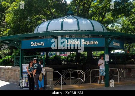 New York, NY – États-Unis – 7 juin 2024 des verrière polygonales vertes emblématiques encadrent les entrées d'Union Square Park, un passage où les navetteurs animés tissent Banque D'Images