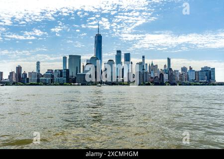 New York, NY – États-Unis – 7 juin 2024 vue sur le paysage des tours emblématiques du World Trade Center se dressent au milieu des gratte-ciel animés de Lower Manhattan, avec Banque D'Images