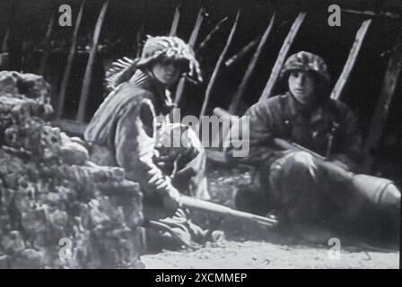 Capture d'écran de la seconde Guerre mondiale en noir et blanc. Soldats allemands avec Panzerfaust sur le front de Normandie 1944. Banque D'Images