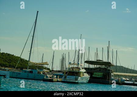 Un port à Rogoznica Croatie avec des voiliers garés dans la baie du port. Banque D'Images