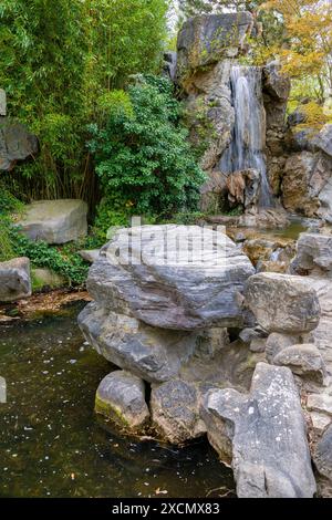 Typische Gestaltung eines chinesischen Garten mit Steinen und Wasserläufen, chinesischer Garten, Gärten der Welt, Berlin, Deutschland mcpins *** Typic Banque D'Images