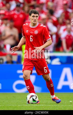 Stuttgart, Allemagne. 16 juin 2024. Football : Championnat d'Europe, Slovénie - Danemark, Tour préliminaire, Groupe C, Journée 1, Stuttgart Arena, le danois Andreas Christensen en action. Crédit : Tom Weller/dpa/Alamy Live News Banque D'Images