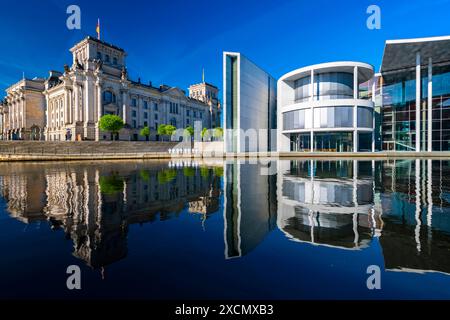 Reichstag, Paul-Löbe-Haus spiegeln sich in der Spree, Berlin, Deutschland mcpins *** Reichstag, Paul Löbe Maison reflétée dans le Spree, Berlin, allemand Banque D'Images