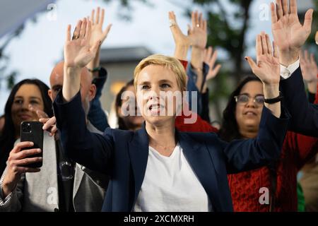 Montreuil, France. 17 juin 2024. Clémentine Autain, députée de la LFI, lors d'une réunion de campagne électorale législative en plein air, construction du Front populaire (NFP) avec la société civile de la coalition électorale des partis de gauche baptisée Nouveau Front populaire, place Jean-Jaurès à Montreuil, près de Paris, le 17 juin 2024. Photo Raphael Lafargue/ABACAPRESS. COM Credit : Abaca Press/Alamy Live News Banque D'Images