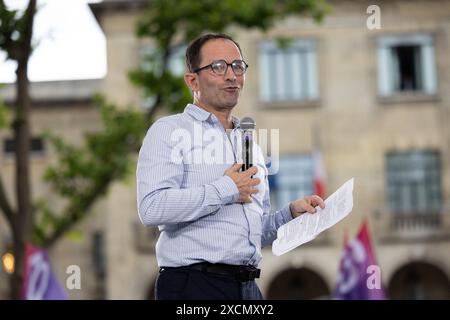 Montreuil, France. 17 juin 2024. L'ancien homme politique français Benoit Hamon lors d'une réunion de campagne électorale législative en plein air sur la place Jean-Jaurès à Montreuil, près de Paris, avec la société civile de la coalition électorale des partis de gauche baptisée Nouveau Front populaire (Nouveau Front populaire), le 17 juin 2024. Photo Raphael Lafargue/ABACAPRESS. COM Credit : Abaca Press/Alamy Live News Banque D'Images