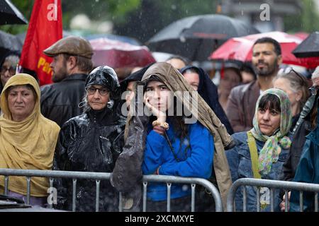 Montreuil, France. 17 juin 2024. Personnes sous la pluie lors d'une réunion de campagne électorale législative en plein air construction du Front populaire (NFP) avec la société civile de la coalition électorale des partis de gauche baptisée Nouveau Front populaire (Nouveau Front populaire) à la place Jean-Jaurès à Montreuil, près de Paris, le 17 juin 2024. Photo Raphael Lafargue/ABACAPRESS. COM Credit : Abaca Press/Alamy Live News Banque D'Images