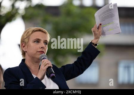 Montreuil, France. 17 juin 2024. Clémentine Autain, députée de la LFI, lors d'une réunion de campagne électorale législative en plein air, construction du Front populaire (NFP) avec la société civile de la coalition électorale des partis de gauche baptisée Nouveau Front populaire, place Jean-Jaurès à Montreuil, près de Paris, le 17 juin 2024. Photo Raphael Lafargue/ABACAPRESS. COM Credit : Abaca Press/Alamy Live News Banque D'Images