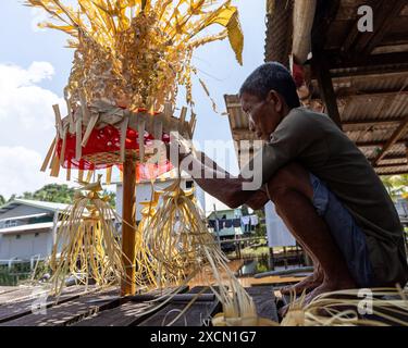 Un homme prépare des accessoires traditionnels pour le rituel Melanau serahang pendant le festival de Kaul Banque D'Images